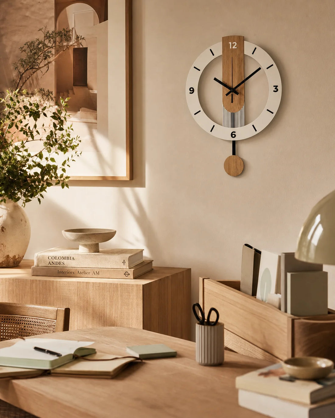 Horloge murale Hygge à balancier installée dans un bureau, Côté Horloge