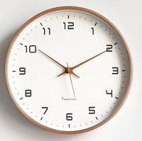 Horloge murale design nordique en bois massif Lagom de Côté Horloge, avec un cadran minimaliste et style moderne.