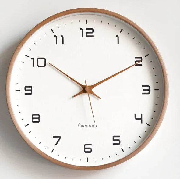 Horloge murale design nordique en bois massif Lagom de Côté Horloge, avec un cadran minimaliste et style moderne.