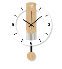 Horloge murale Hygge avec balancier en design scandinave, fabriquée par Côté Horloge, style moderne et élégant pour intérieur.