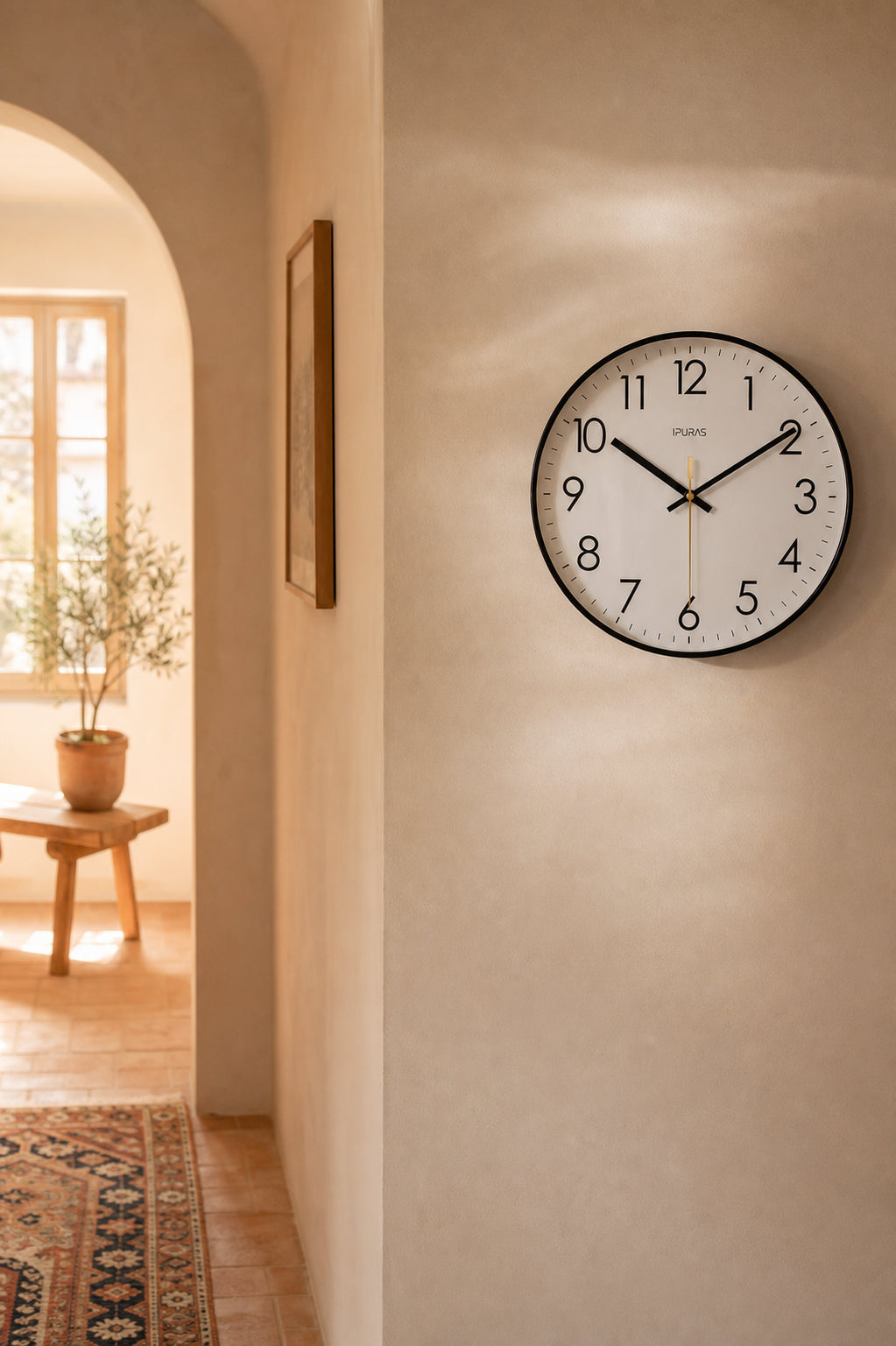 Horloge murale en albâtre de style classique, design élégant, fabriquée par Côté Horloge, avec un cadran visible et détails raffinés.