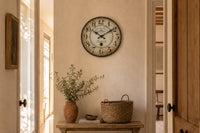 Batignolles, horloge murale vintage bois effet vieilli installée dans un salon
