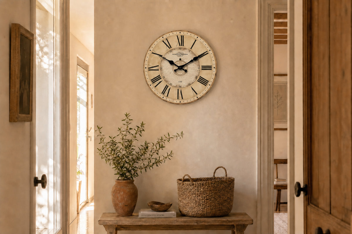 Boston, horloge murale vintage style américain installée dans un salon