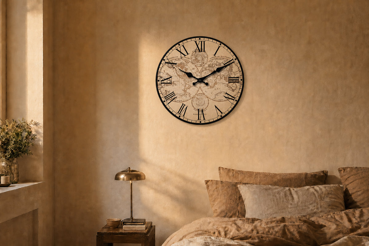 Boussole, horloge murale vintage motif nautique, gros plan sur la carte du monde ancienne