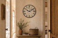 Boussole, horloge murale vintage motif nautique installée dans un salon