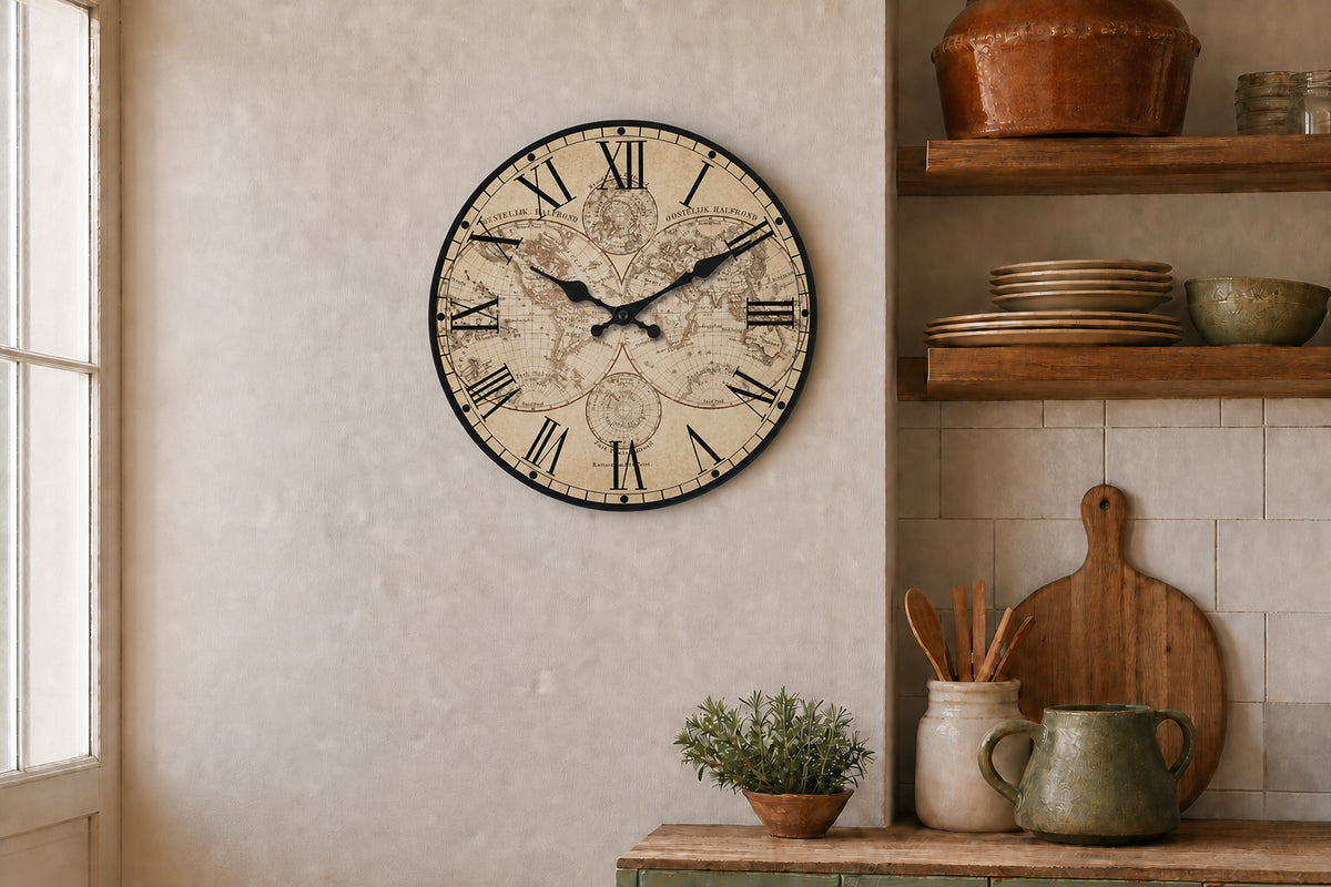 Boussole, horloge murale vintage motif nautique, détail de la rose des vents