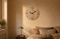 Chêne, horloge murale design grain de bois, gros plan sur le grain du bois