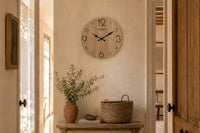 Chêne, horloge murale design grain de bois installée dans une chambre