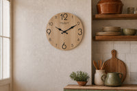 Chêne, horloge murale design grain de bois, détail du cadran sans trotteuse