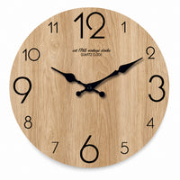 Chêne, horloge murale design grain de bois sans trotteuse, vue principale du cadran