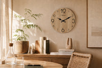 Chêne, horloge murale design grain de bois, vue d'ensemble sur mur