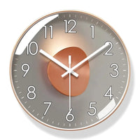 Horloge murale design en cuivre, style moderne et élégant, fabriquée par Côté Horloge, visible en détail dans cette image.