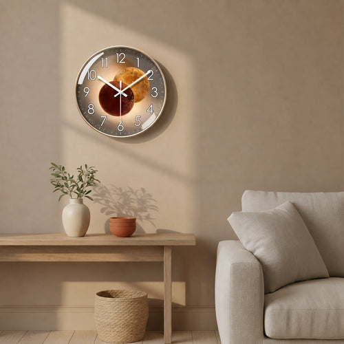 Horloge murale design Eclipse de Côté Horloge avec motif astral, featuring un cadran noir avec détails lumineux et style moderne.