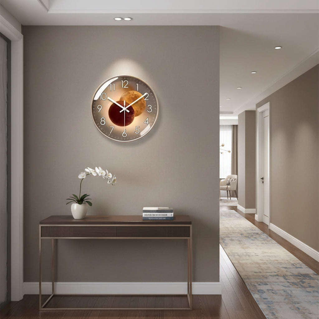 Horloge murale design Eclipse de Côté Horloge avec motif astral, cadran noir et détails modernes, pour décoration intérieure.