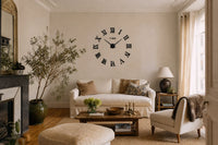 Horloge murale Empire installée dans un salon, chiffres romains complets