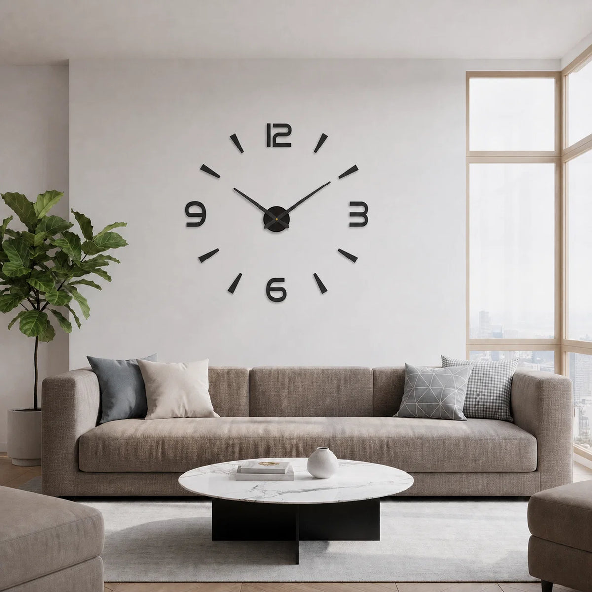 Grande horloge murale Épure au-dessus d'un canapé