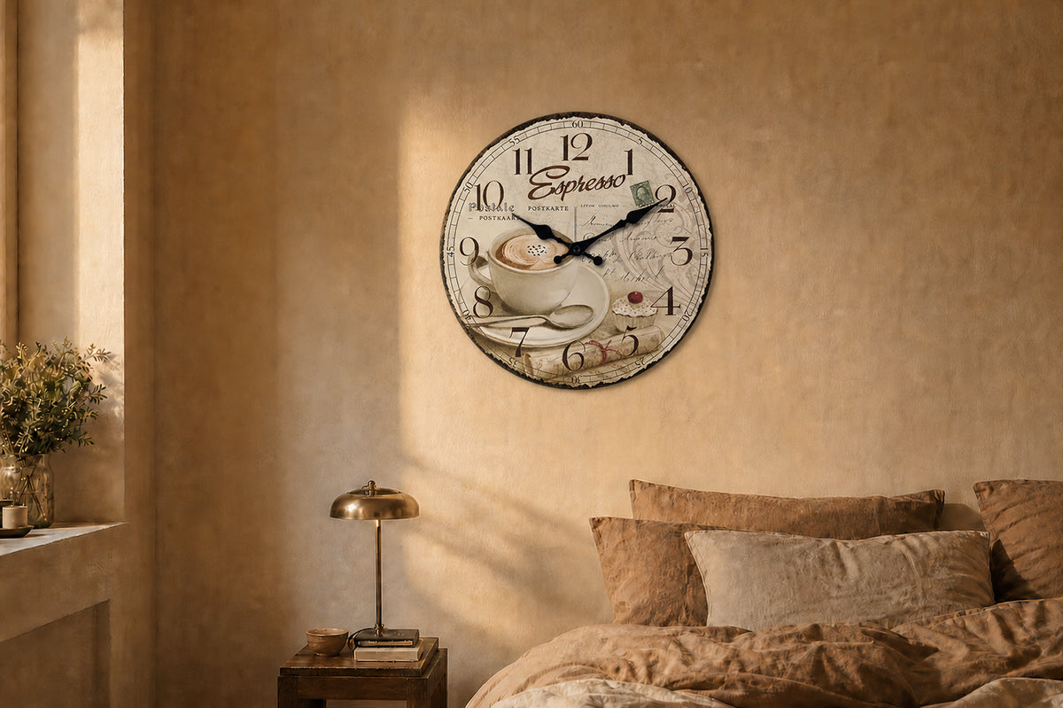 Espresso, horloge murale vintage motif tasse à café, gros plan sur la tasse fumante