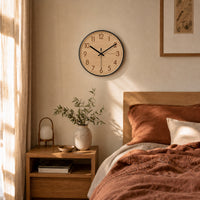 Frêne — Horloge Murale Design Bois Clair et Détails Noirs