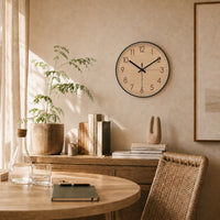 Frêne — Horloge Murale Design Bois Clair et Détails Noirs