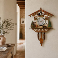 Alsace, horloge coucou chalet bois vintage, gros plan sur les personnages animés, Côté Horloge
