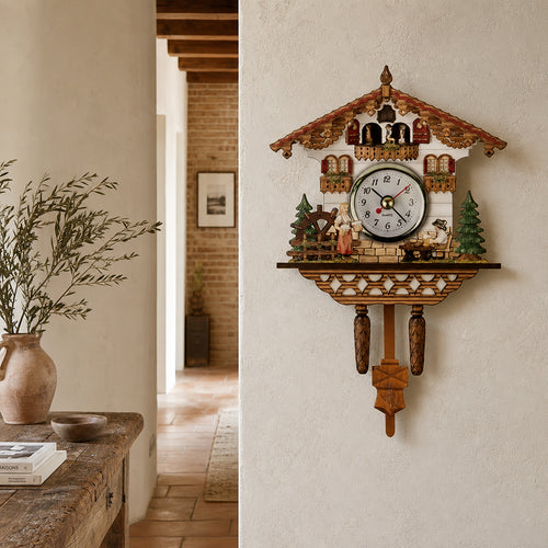 Alsace, horloge coucou chalet bois vintage, gros plan sur les personnages animés, Côté Horloge