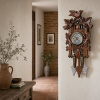 Forêt-Noire, horloge coucou en bois sculpté, ambiance salle à manger, Côté Horloge