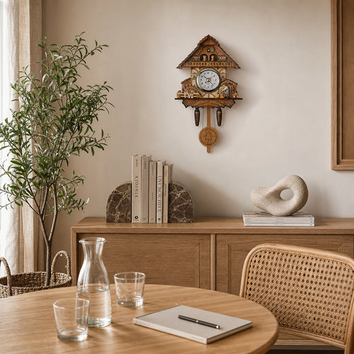 Bavière, horloge coucou chalet bois vintage, gros plan sur les personnages animés, Côté Horloge