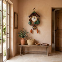 Nichée, horloge coucou maison dans l'arbre, vue d'ensemble sur mur clair, Côté Horloge