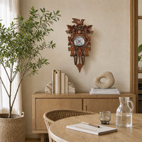 Forêt-Noire, horloge coucou en bois sculpté, gros plan sur les sculptures traditionnelles, Côté Horloge