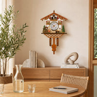 Alsace, horloge coucou chalet bois vintage, vue d'ensemble sur mur clair, Côté Horloge