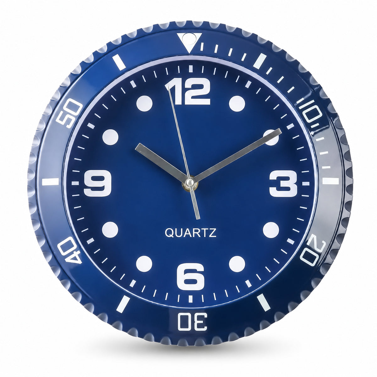 Régate, horloge murale design montre de plongée, détail des aiguilles luminescentes, Côté Horloge