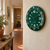 Régate, horloge murale design montre de plongée, gros plan sur la couronne et les index, Côté Horloge