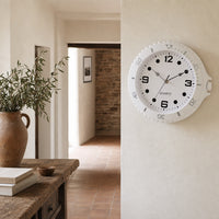 Skipper, horloge murale design montre de plongée verte, détail du bracelet stylisé, Côté Horloge