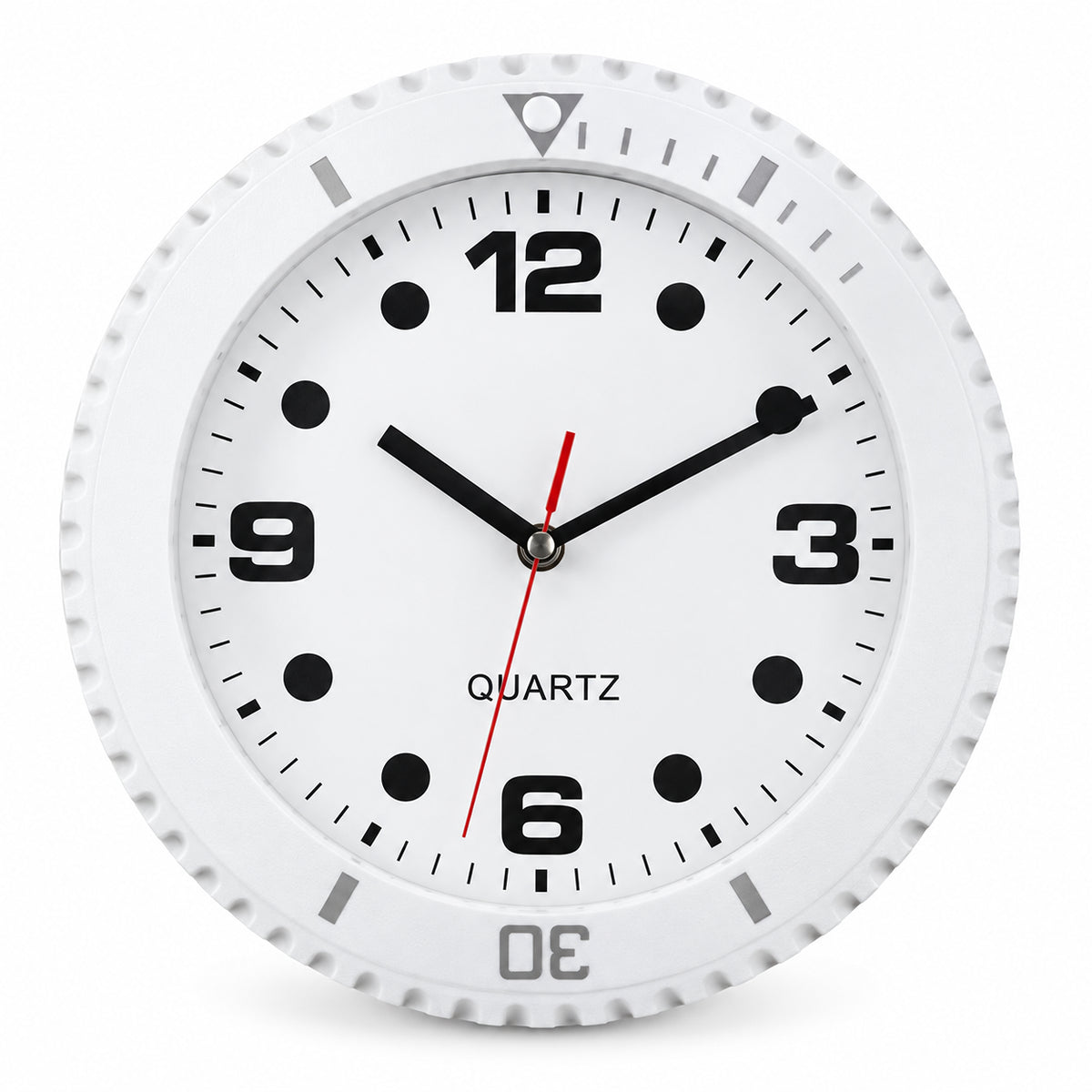 Régate, horloge murale design montre de plongée, vue d'ensemble sur mur clair, Côté Horloge