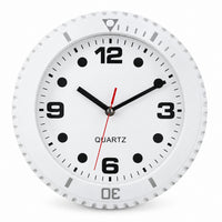 Régate, horloge murale design montre de plongée, vue d'ensemble sur mur clair, Côté Horloge