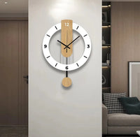 Horloge murale Hygge de Côté Horloge avec balancier, design scandinave élégant et moderne pour décoration intérieure.