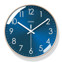 Horloge murale design Indigo de Côté Horloge avec cadran bleu profond et style moderne, fixation visible sur le mur.
