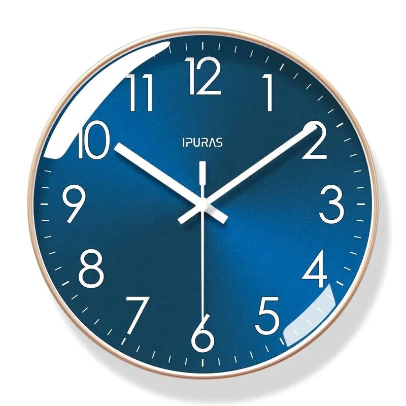 Horloge murale design Indigo de Côté Horloge avec cadran bleu profond et style moderne, fixation visible sur le mur.