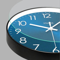 Horloge murale design bleu profond Indigo de Côté Horloge, avec un cadran élégant et moderne pour décoration intérieure.