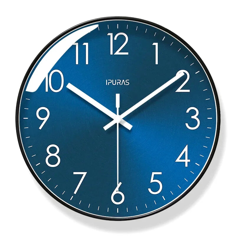 Horloge murale design Indigo de Côté Horloge, cadran bleu profond avec aiguilles élégantes, décoration moderne pour intérieur.