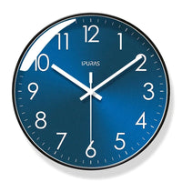 Horloge murale design Indigo de Côté Horloge, cadran bleu profond avec aiguilles élégantes, décoration moderne pour intérieur.