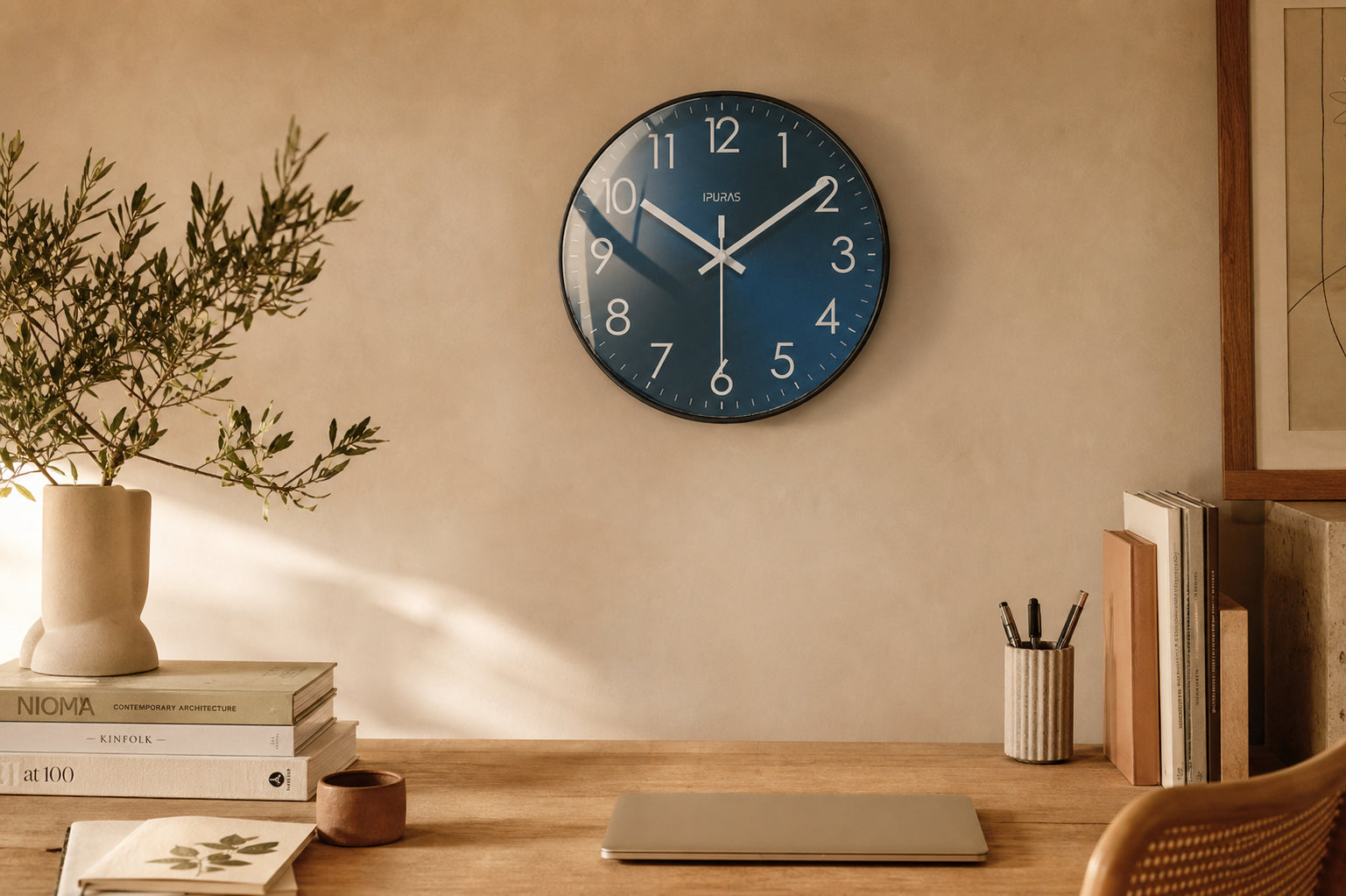 Horloge murale design bleu profond Indigo de Côté Horloge, murale avec cadran élégant et moderne.