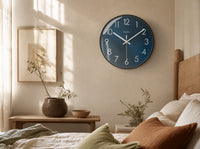 Horloge murale design bleu profond Indigo de Côté Horloge, avec un cadran élégant et moderne pour la décoration intérieure.