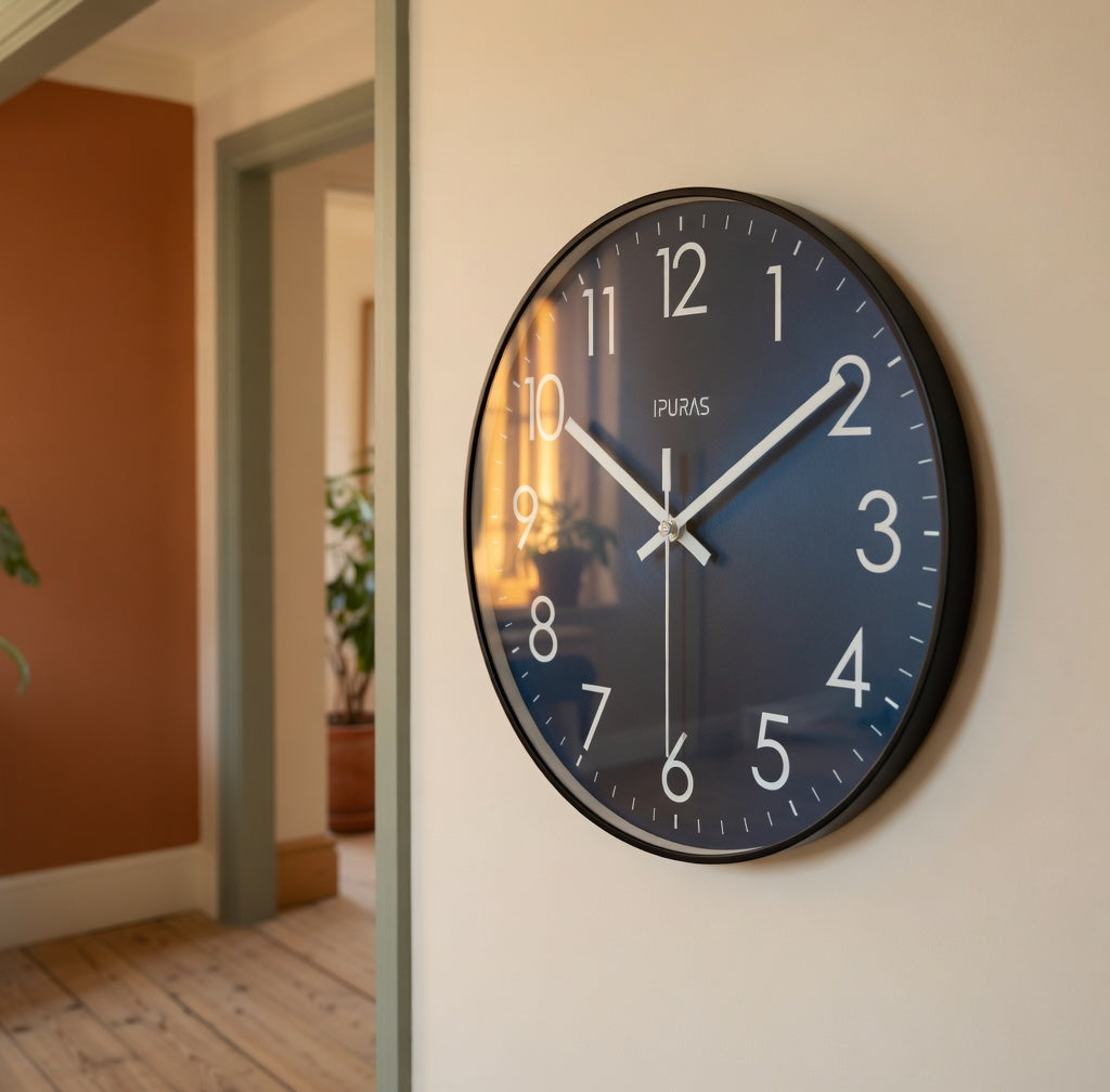 Horloge murale design bleu profond Indigo de Côté Horloge, avec cadran élégant et chiffres modernes.