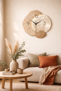 Horloge murale design japandi Kanso par Côté Horloge, style minimaliste avec cadre en bois clair et cadran élégant.