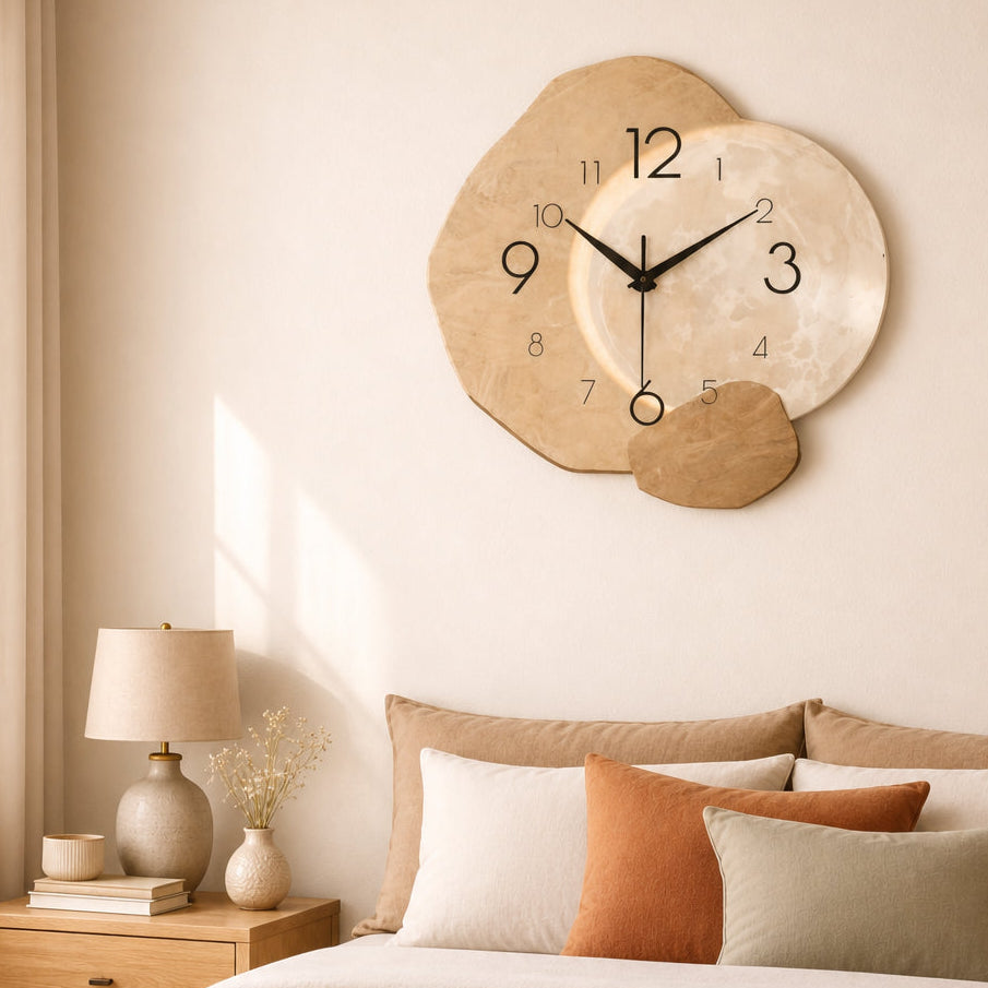 Horloge murale design japandi Kanso de la marque Côté Horloge avec cadran minimaliste et aiguilles élégantes.