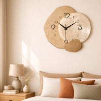 Horloge murale design japandi Kanso de la marque Côté Horloge avec cadran minimaliste et aiguilles élégantes.