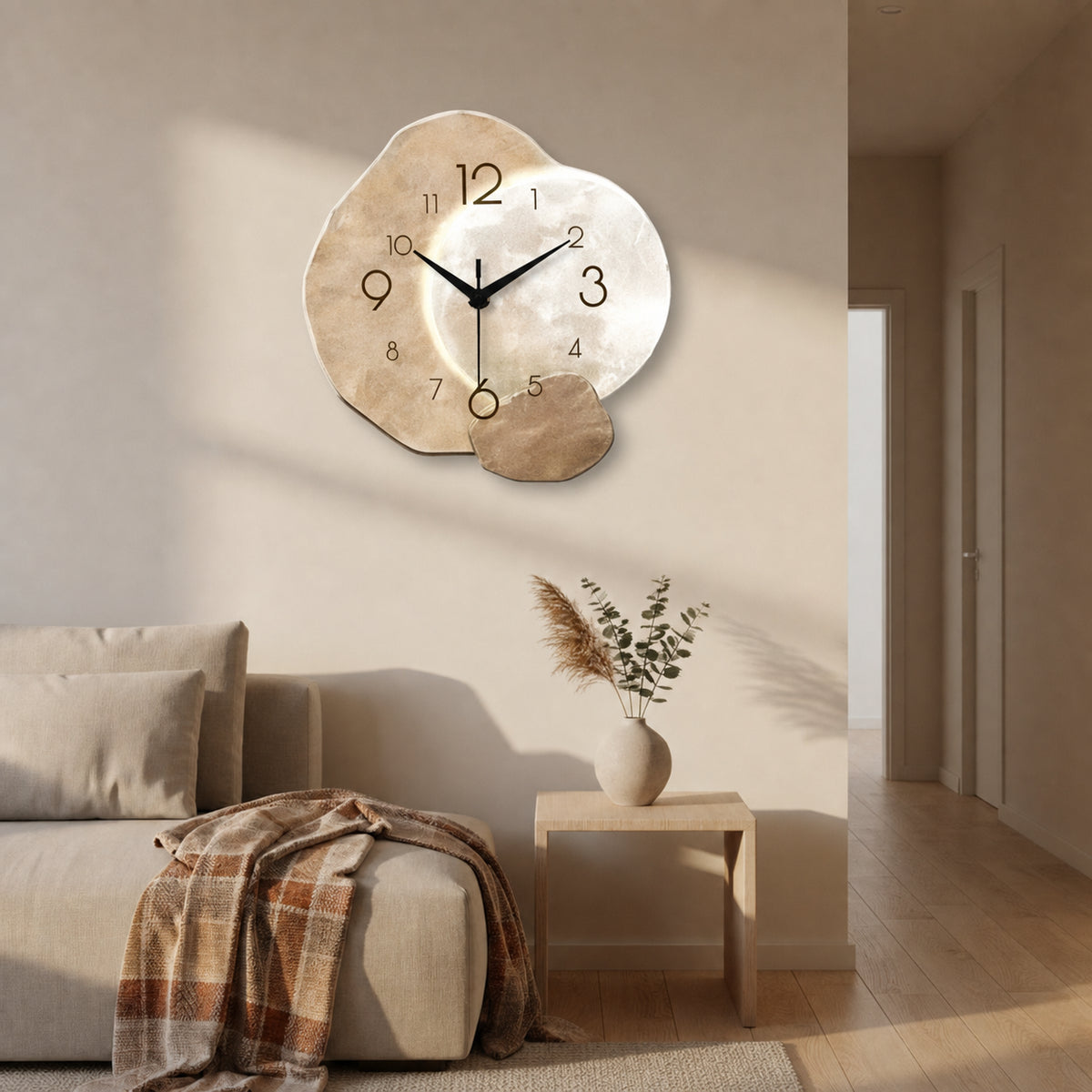 Horloge murale Côté Horloge Kanso au design Japandi avec cadran minimaliste en bois clair et aiguilles noires.