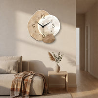 Horloge murale Côté Horloge Kanso au design Japandi avec cadran minimaliste en bois clair et aiguilles noires.