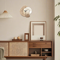 Horloge murale Kanso de style Japandi avec design épuré, finition bois clair, adaptée à une décoration moderne et minimaliste.